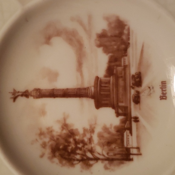Vintage Souvenir Ashtray Berlin - Picture 2 of 5